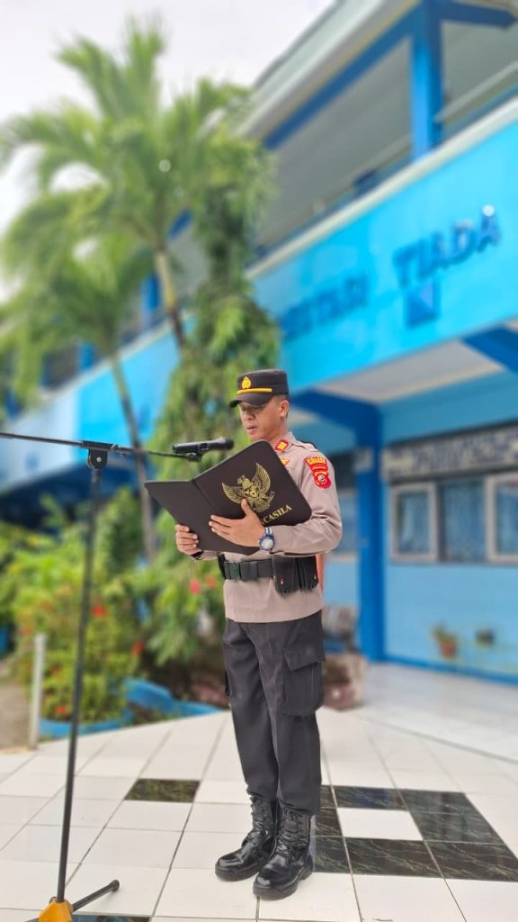 Kasie Humas Polres Indramayu Jadi Pembina Upacara di SMPN 2 Sindang