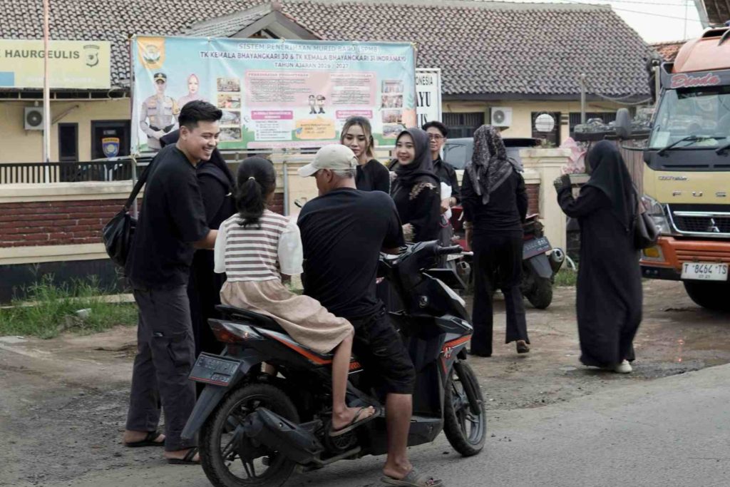Hj. Aini Apriliani bersama komunitas MUA saat membagikan paket takjil dan nasi box kepada masyarakat di kawasan Haurgeulis, Indramayu.